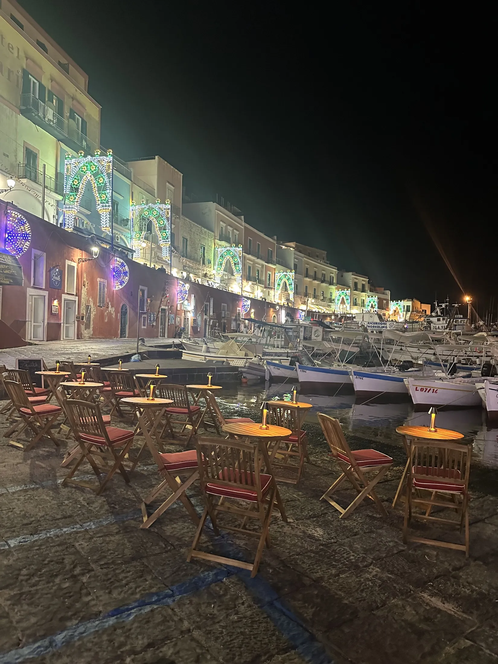 Luminarie sul porto di notte